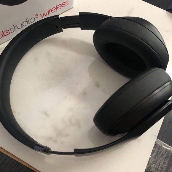 Beats Studio 3 Wireless Headphones - Picture 7 of 8